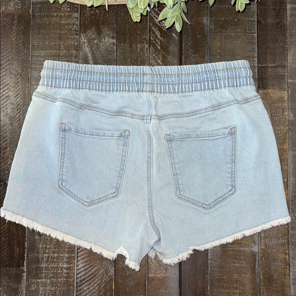 Celebrity Pink The Easy Pull-On Denim Shorts Light Wash Frayed Hem - MEDIUM - Picture 4 of 6